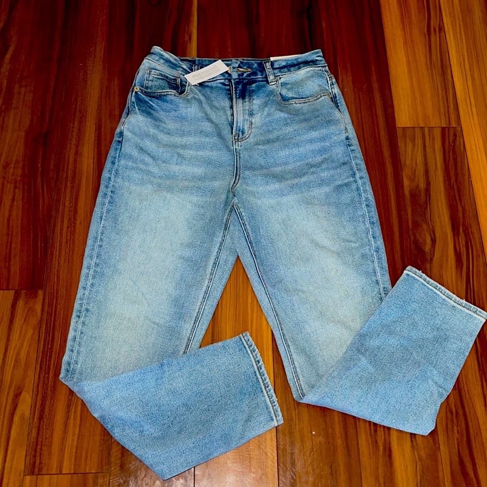 A fabulous NWT American Eagle curvy mom jean